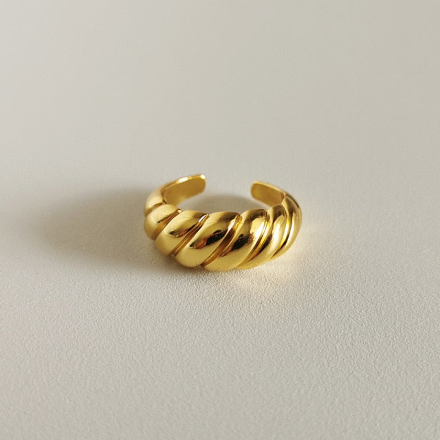 טבעת נשים בצורת קונכייה - מגיעה בצבעים כסף או זהב (כסף 925, זהב 18 קראט מצופה). מתכווננת לכל סוגי המידות. מלאה בסטייל